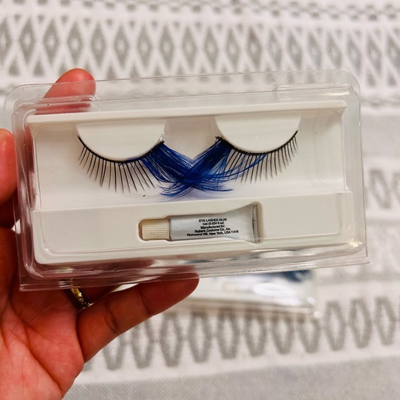 4 Pairs of Costume Eyelashes - Picture 5 of 5